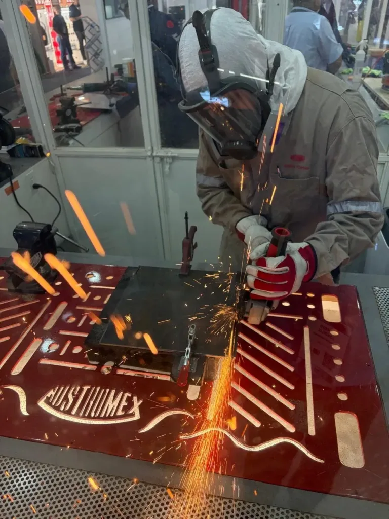 Demostración de corte con abrasivos Austromex en la expo