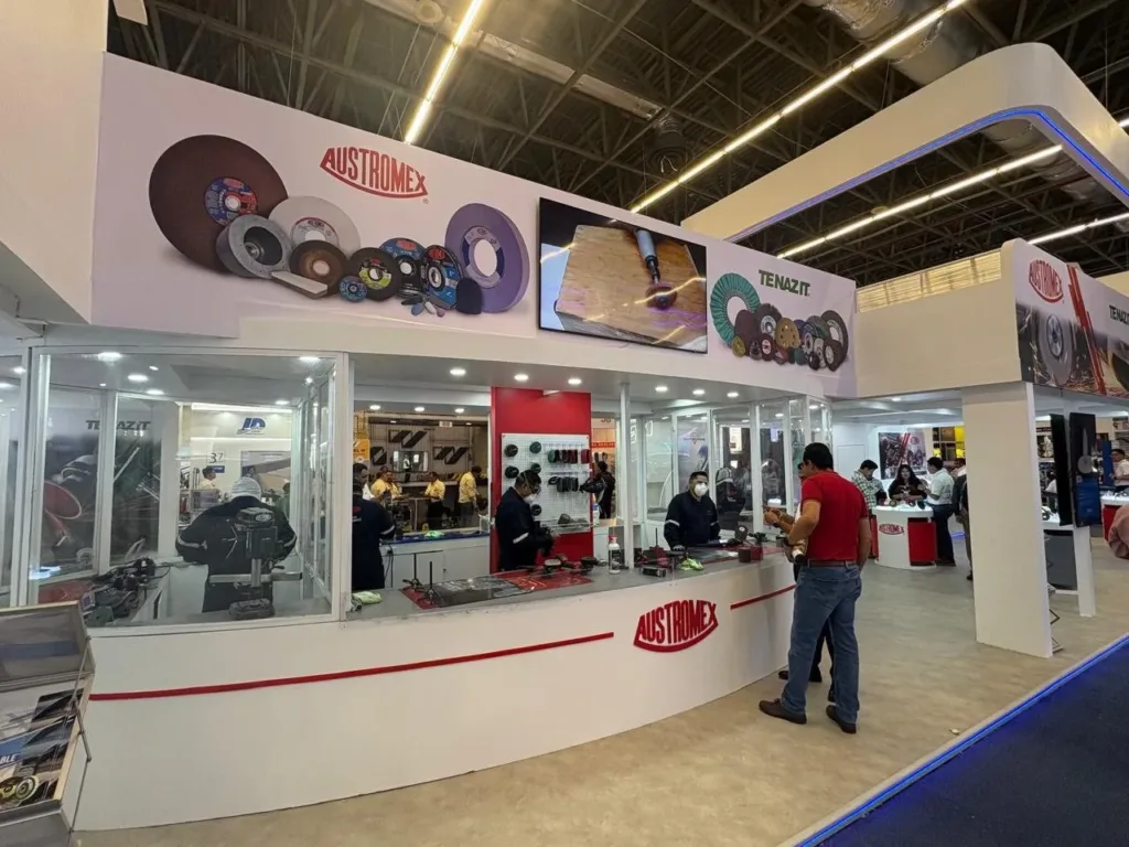 Mostrador de Austromex y Tenazit en la Expo Nacional Ferretera